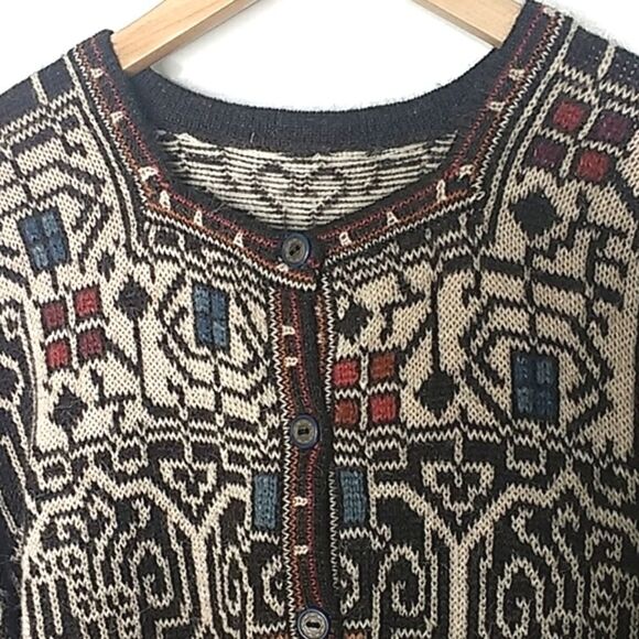 Geometric Patterned Black and White Women's Top - Picture 5 of 7